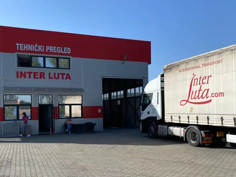 Kamion sa prikolicom na parkingu Inter Lute