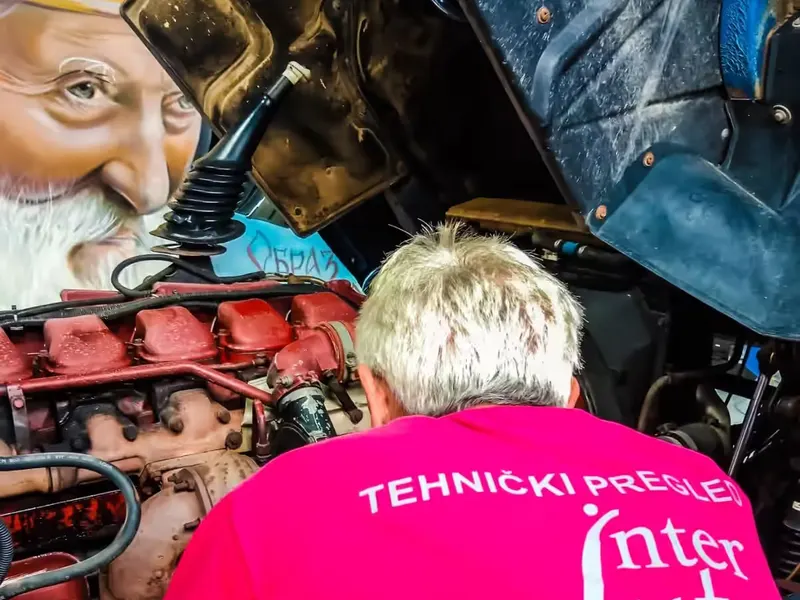 Majstor radi na motoru kamiona